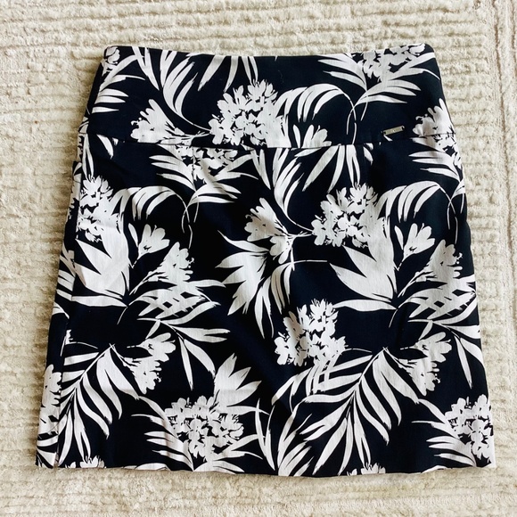 Women's S.C & Co. Black/White Floral tummy Control Pull On Skort/Skirt  S 17” - Picture 10 of 12